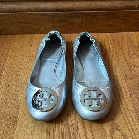 Tory Burch Reva Logo Silver Ballet Flat 7 - Picture 13 of 14